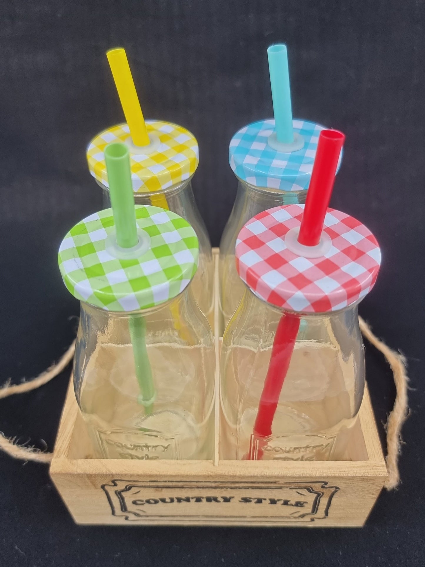 Cagette en bois avec 4 bouteilles avec couvercle et paille