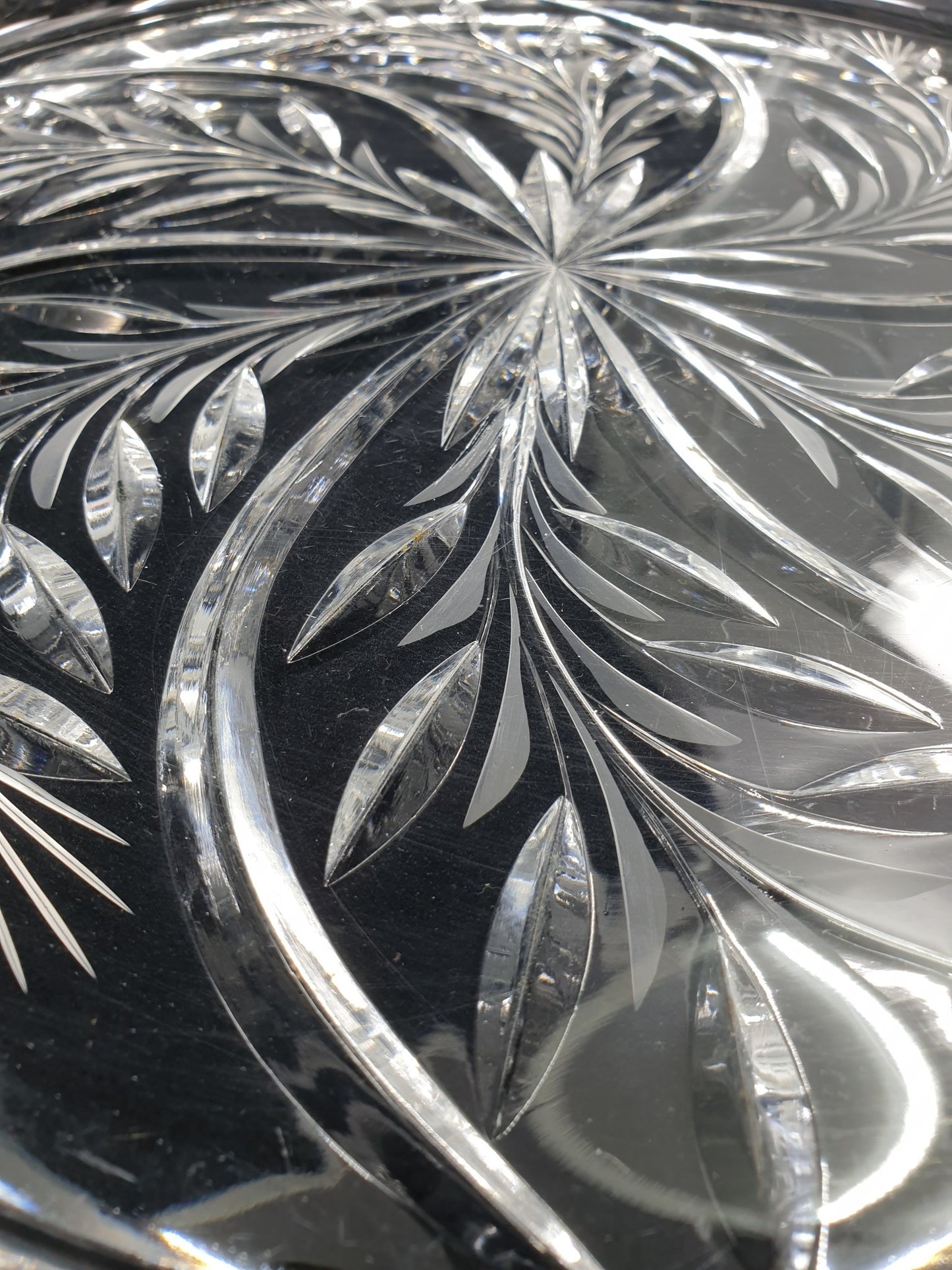 Plat en cristal - gravé de fleurs