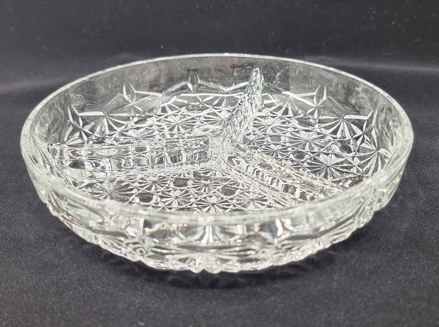 Plat compartimenté en verre taillé