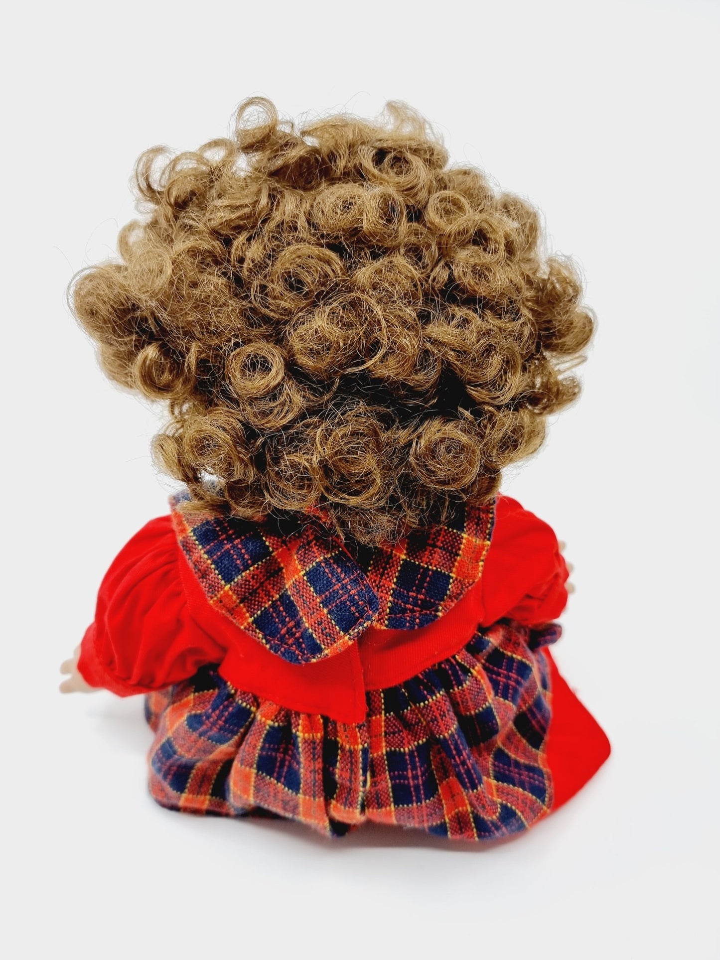 Poupée - robe rouge à carreaux