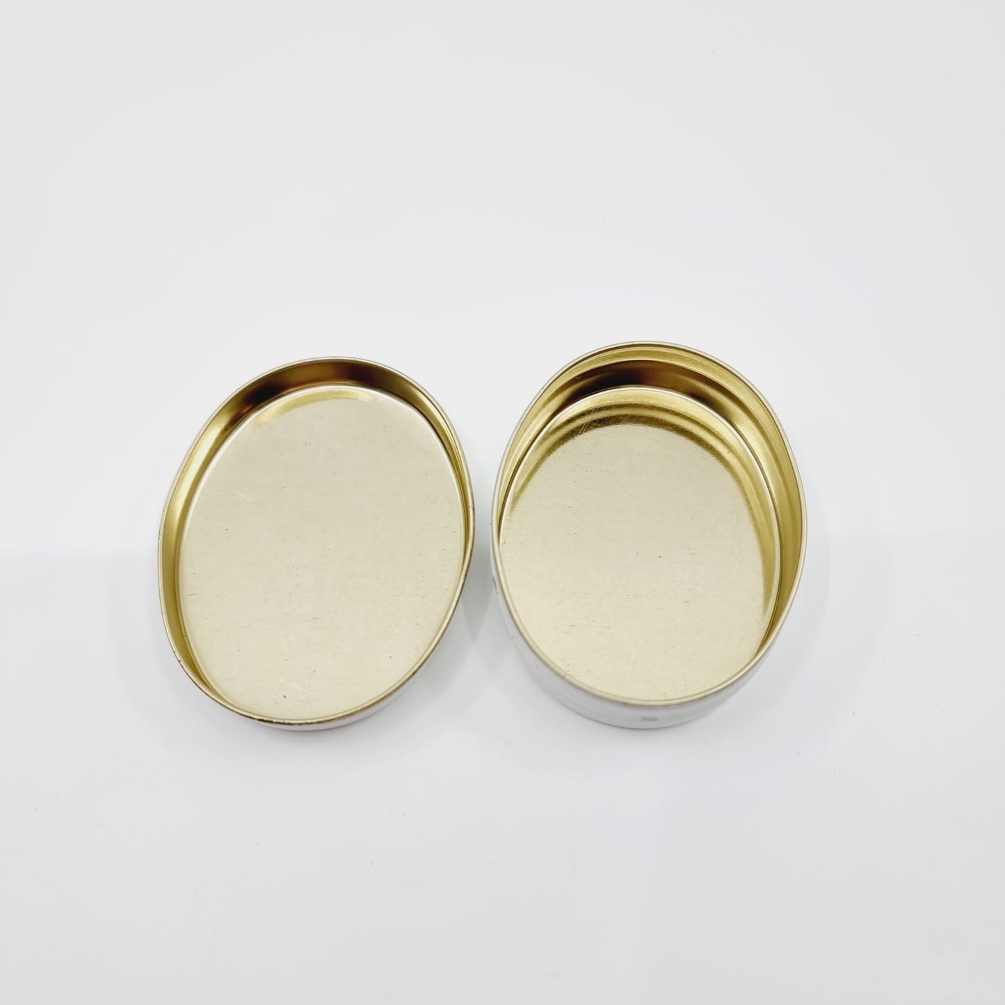 Petite boîte en métal - Chat noir avec fleurs rouge (Modèle n°46)