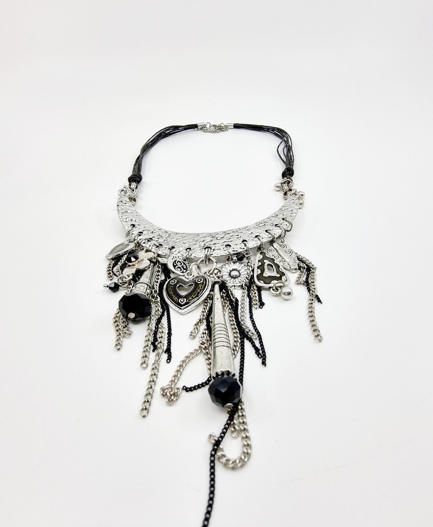 Collier - Plastron à breloques