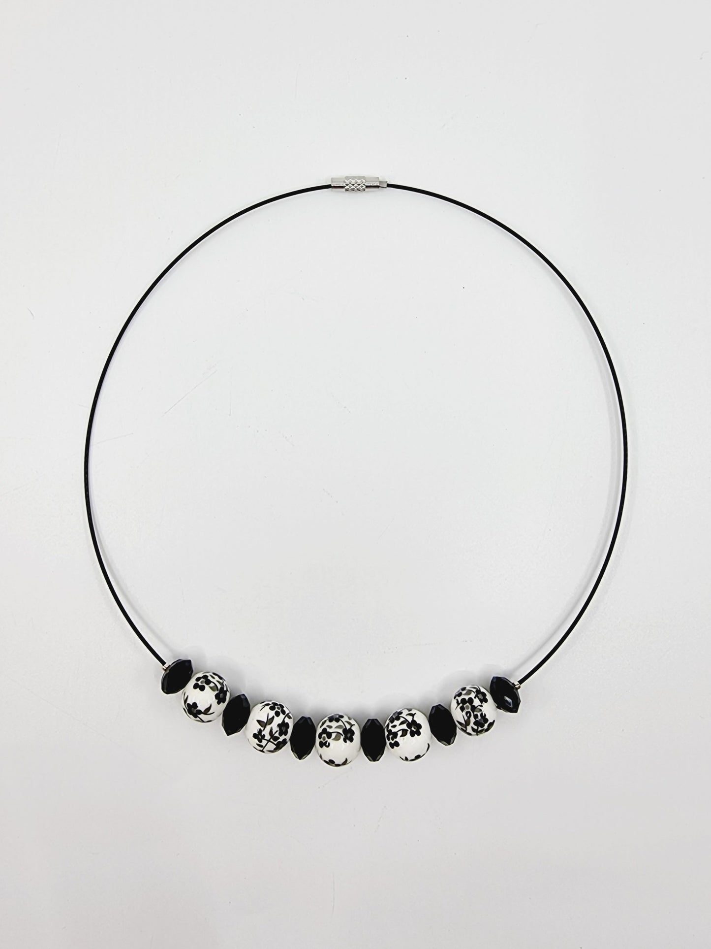 Collier cerceau, bracelet & boucles d'oreilles - perles noires & blanches