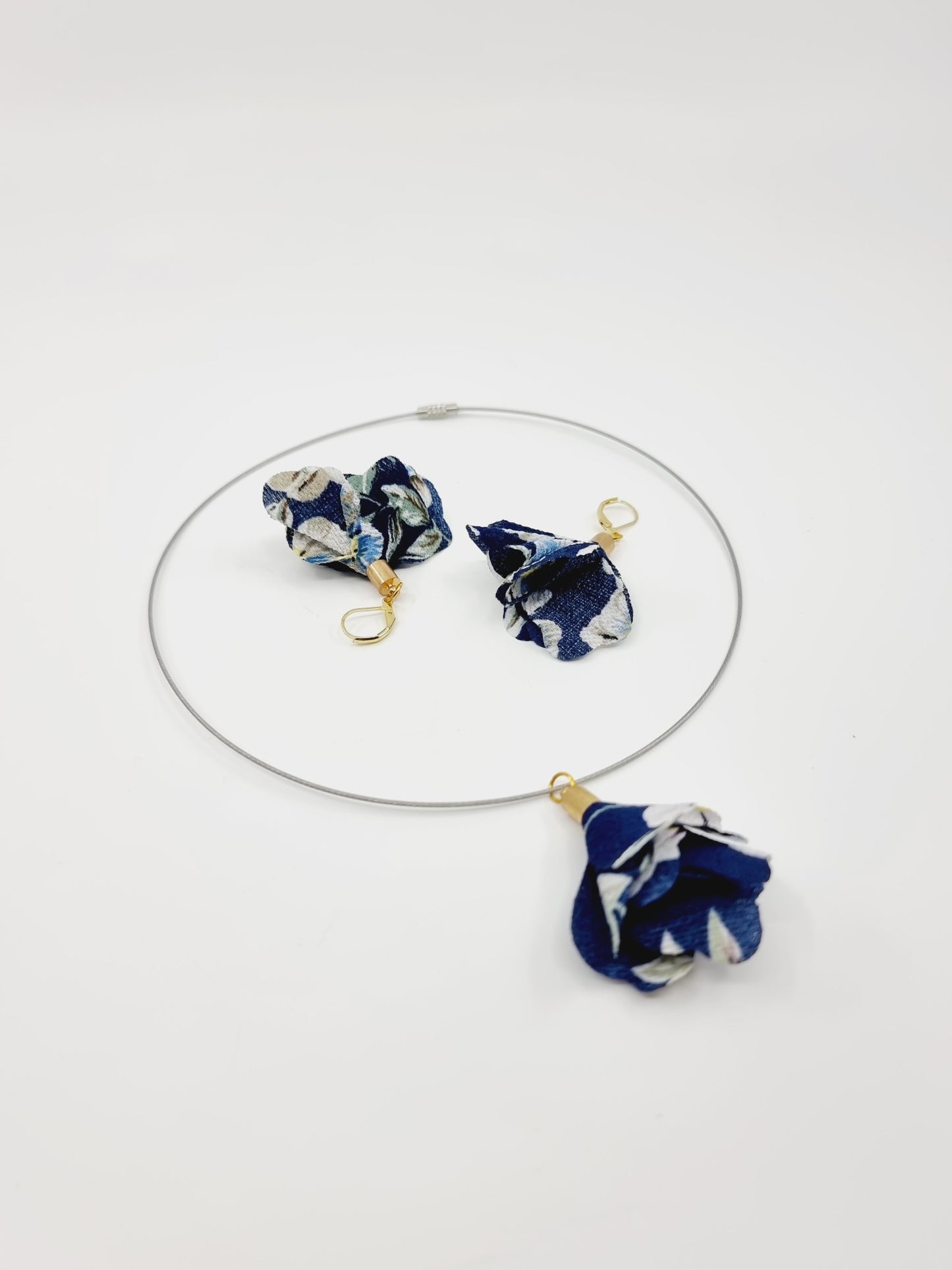Collier cerceau argenté & boucles d'oreilles - fleur en tissu