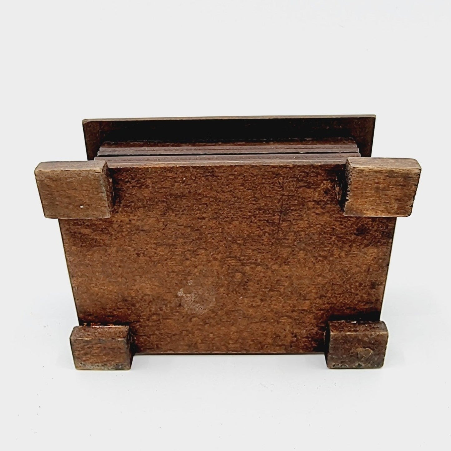 Boîte en bois sculptée