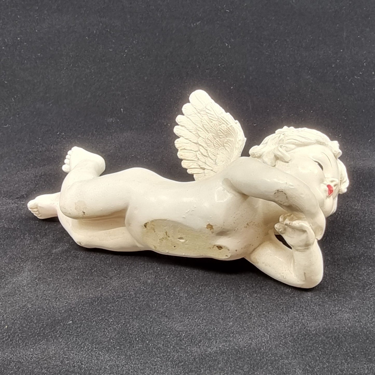 Ange allongé sur le ventre