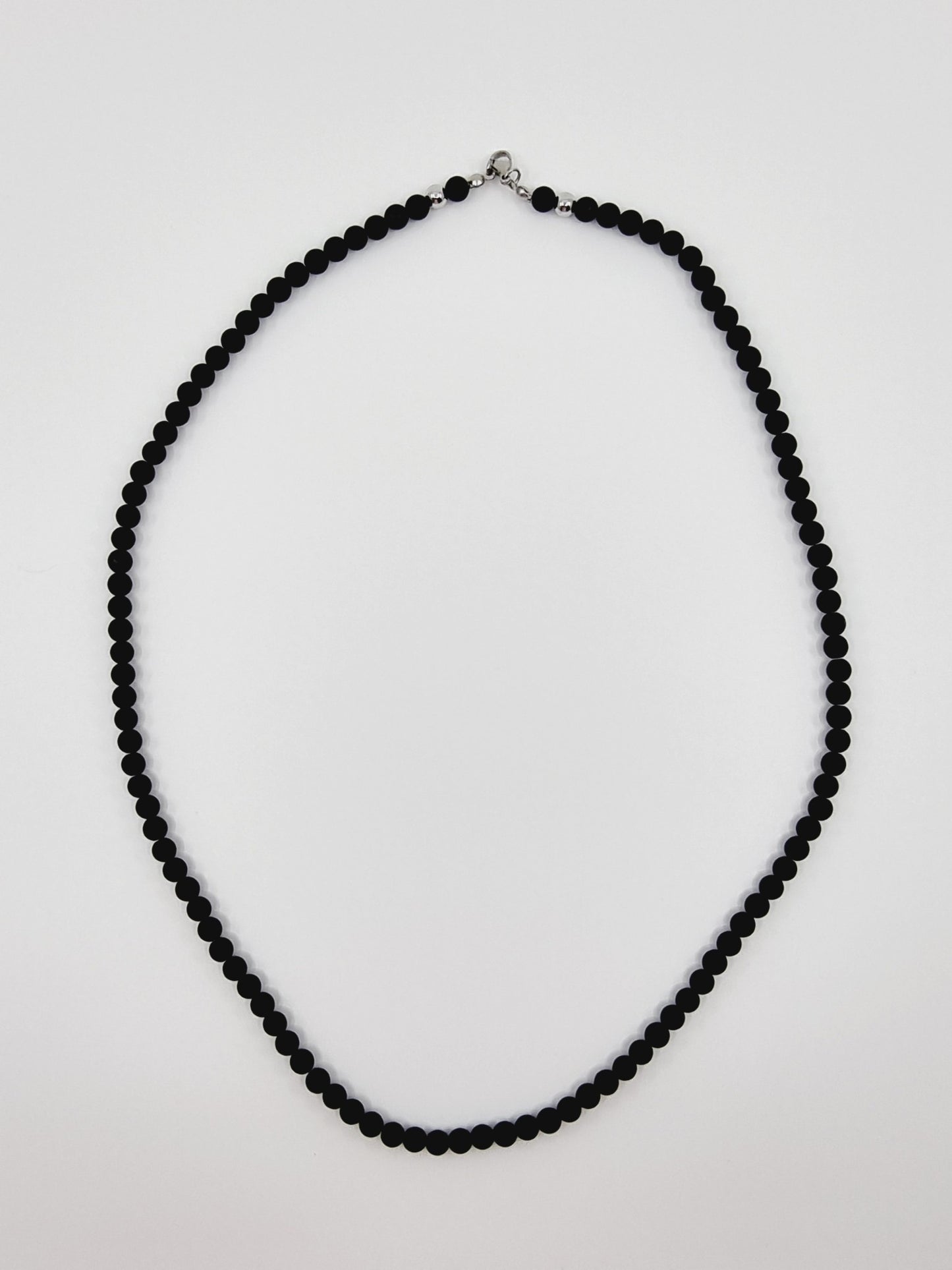 Collier en perles noires mates