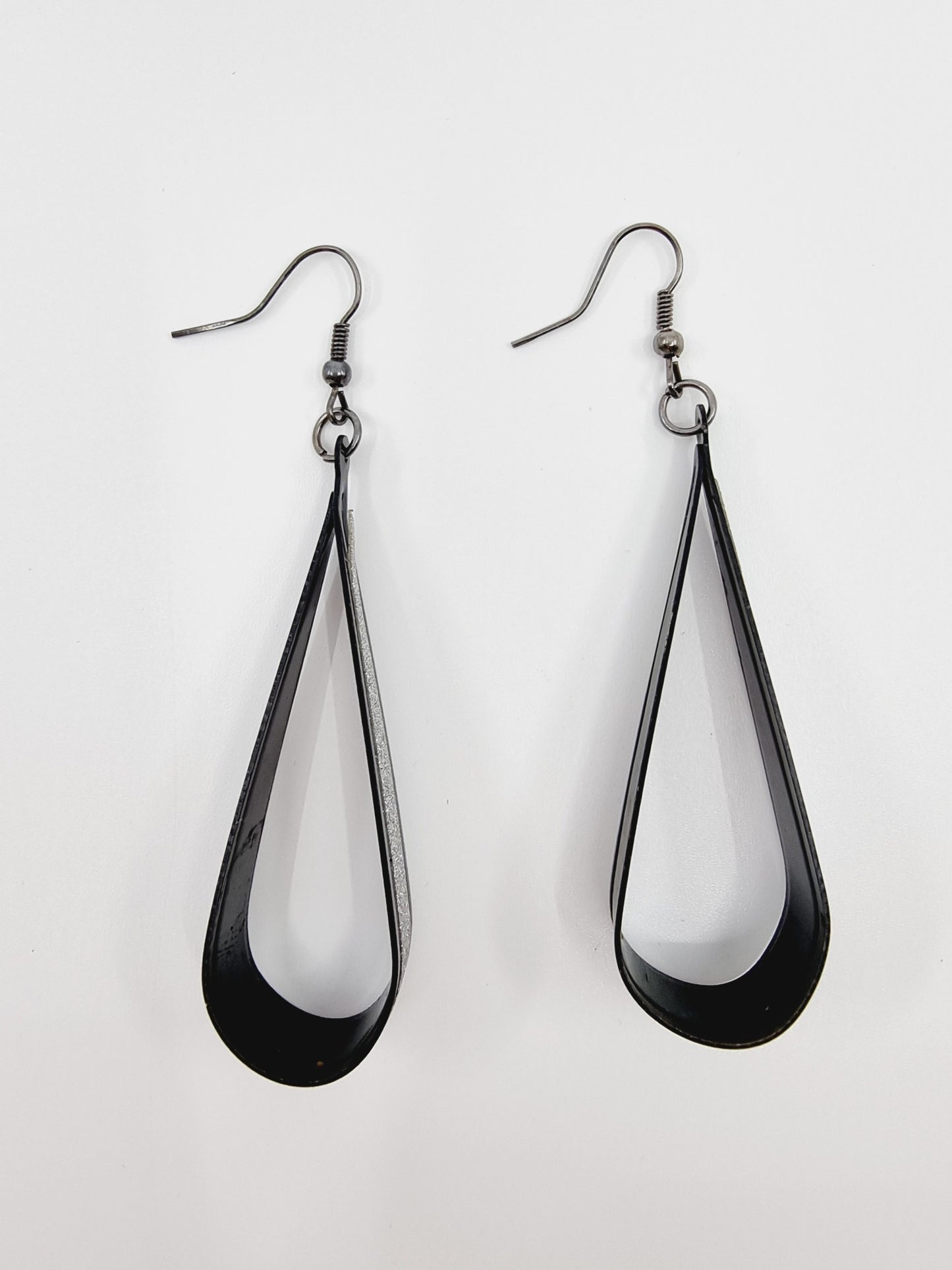 Boucles d'oreilles longues - noires à paillettes argentées