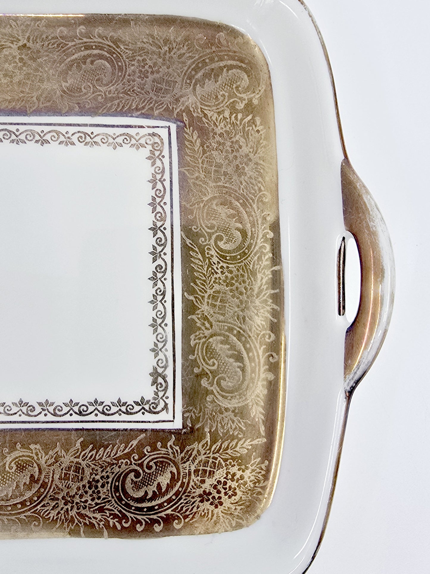 Plat à cake ancien en porcelaine