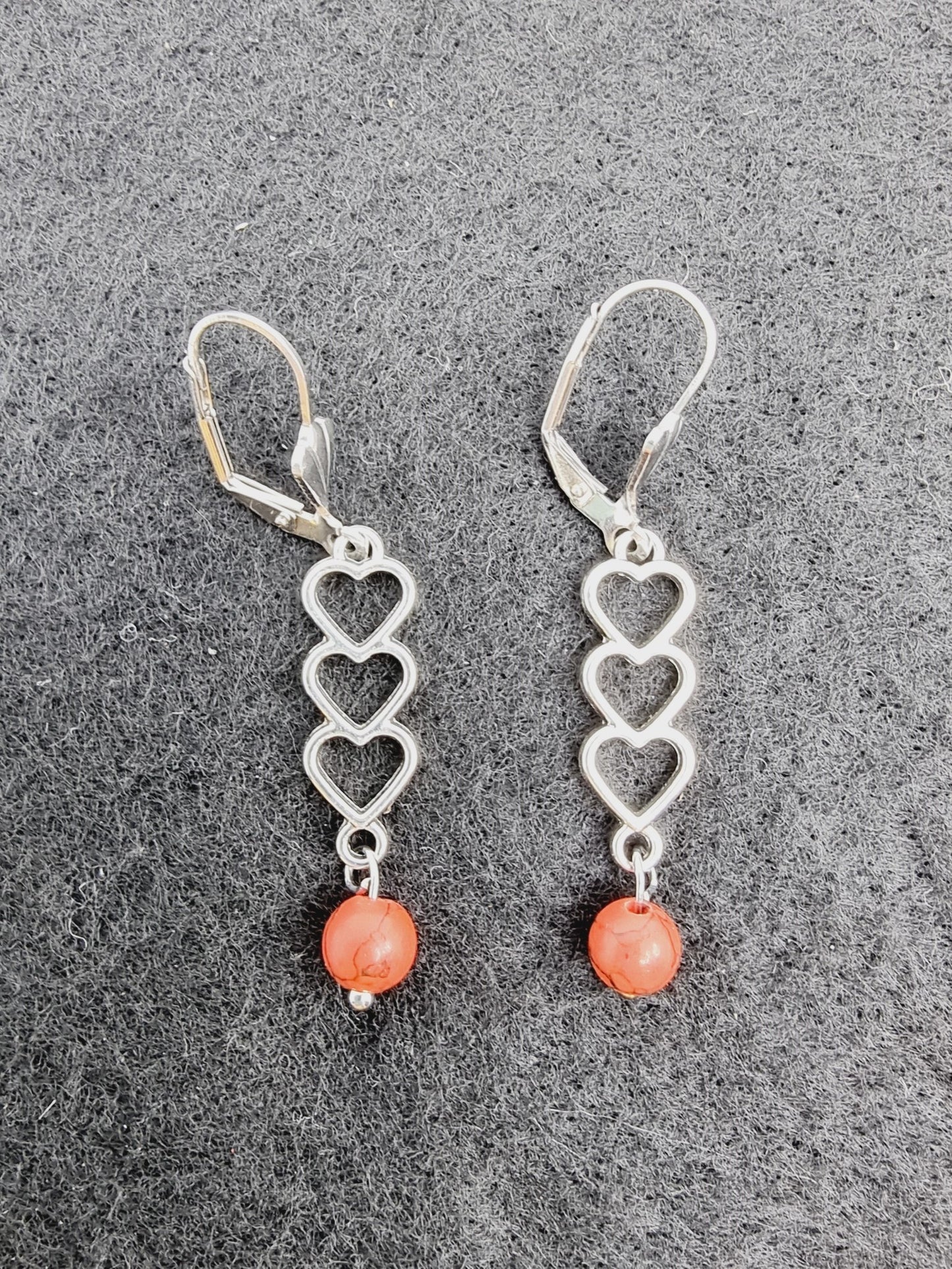Boucles d'oreilles trio de coeurs - Howlite rouge
