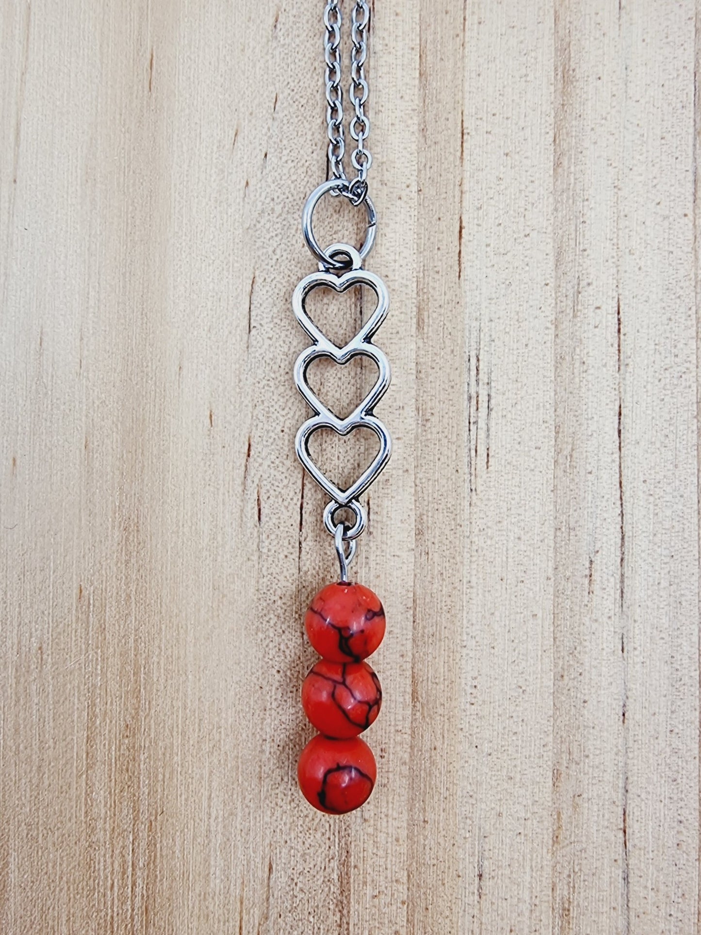 Collier trio de coeurs - Howlite rouge