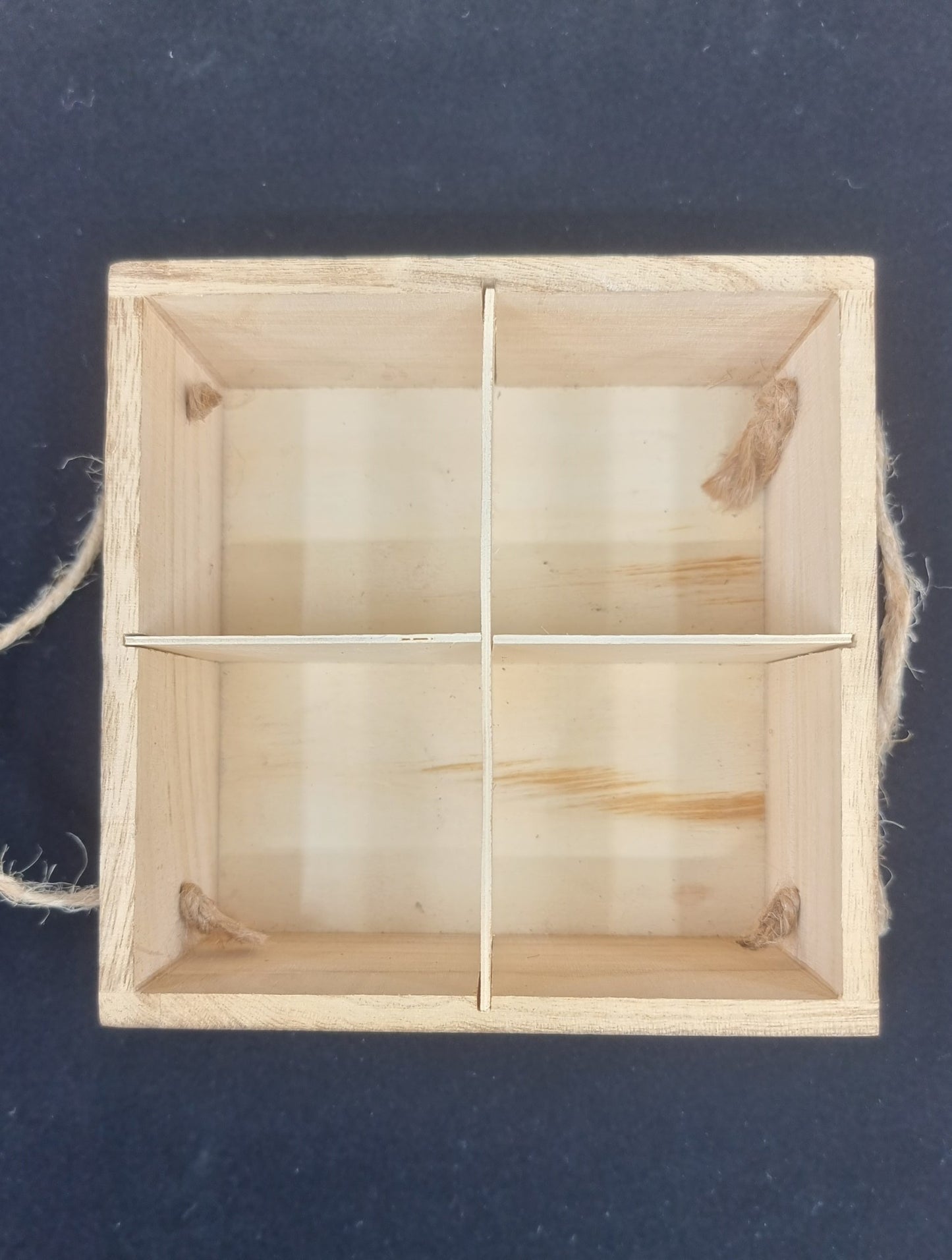 Cagette en bois avec 4 bouteilles avec couvercle et paille