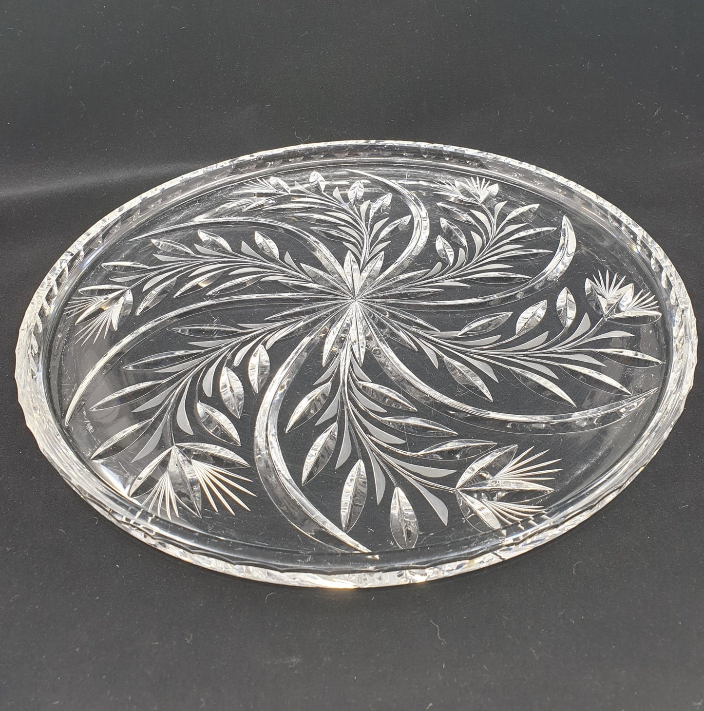 Plat en cristal - gravé de fleurs