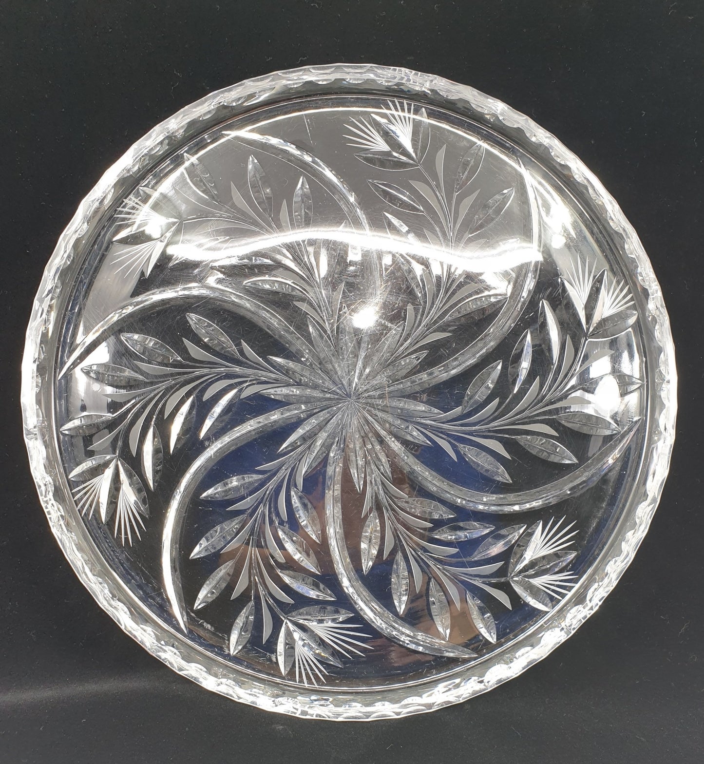 Plat en cristal - gravé de fleurs