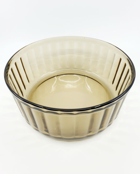 Plat canelé en verre fumé