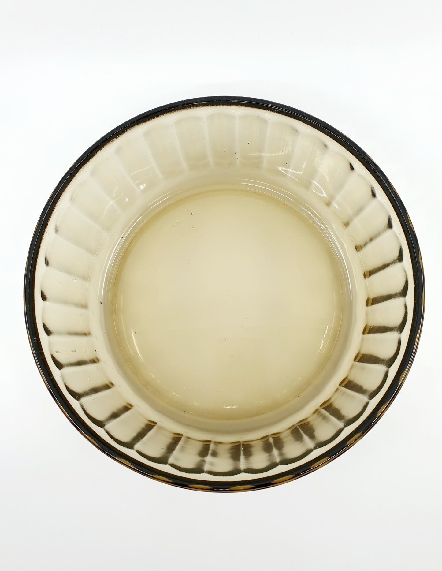 Plat canelé en verre fumé