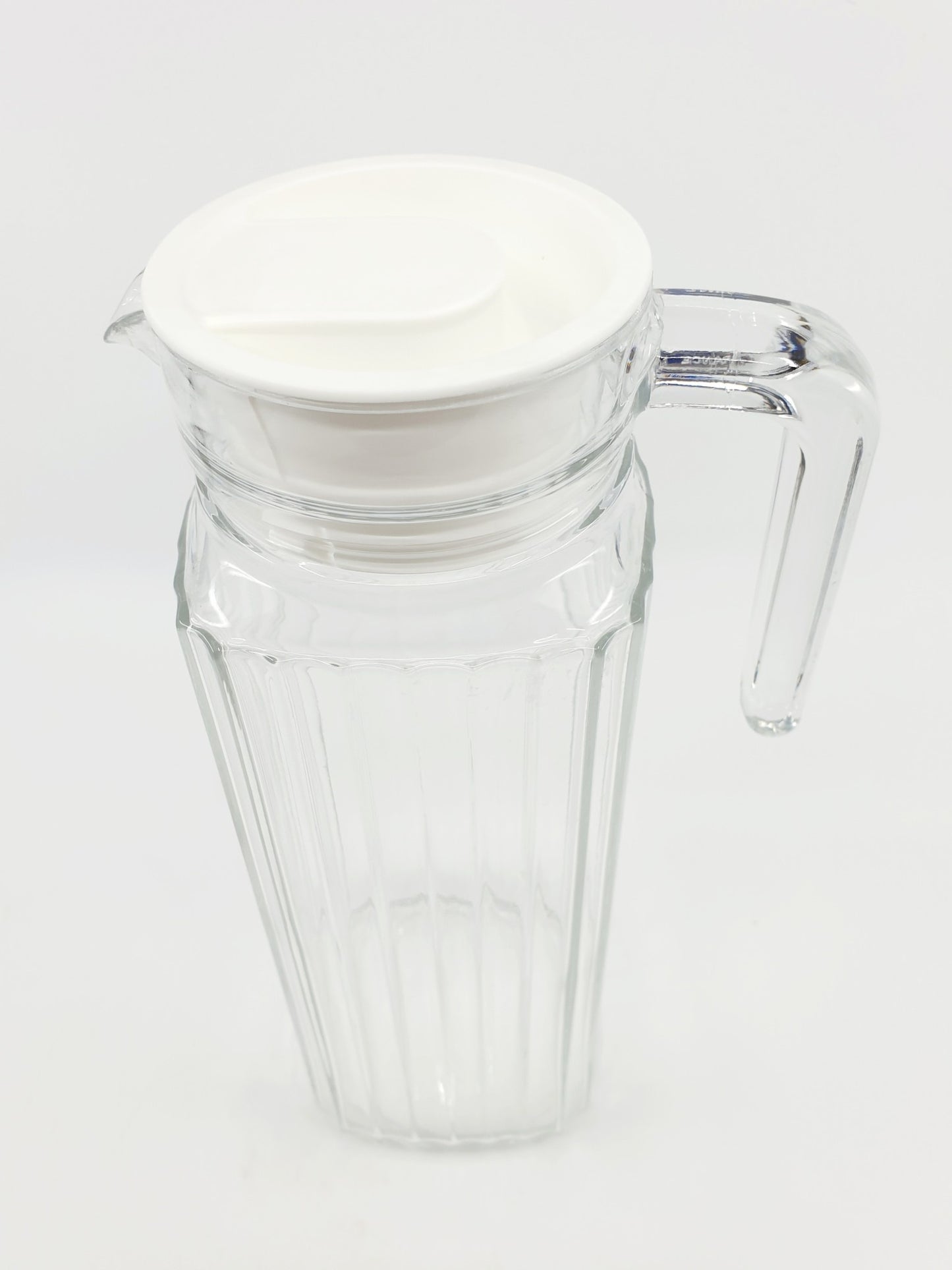 Carafe avec couvercle