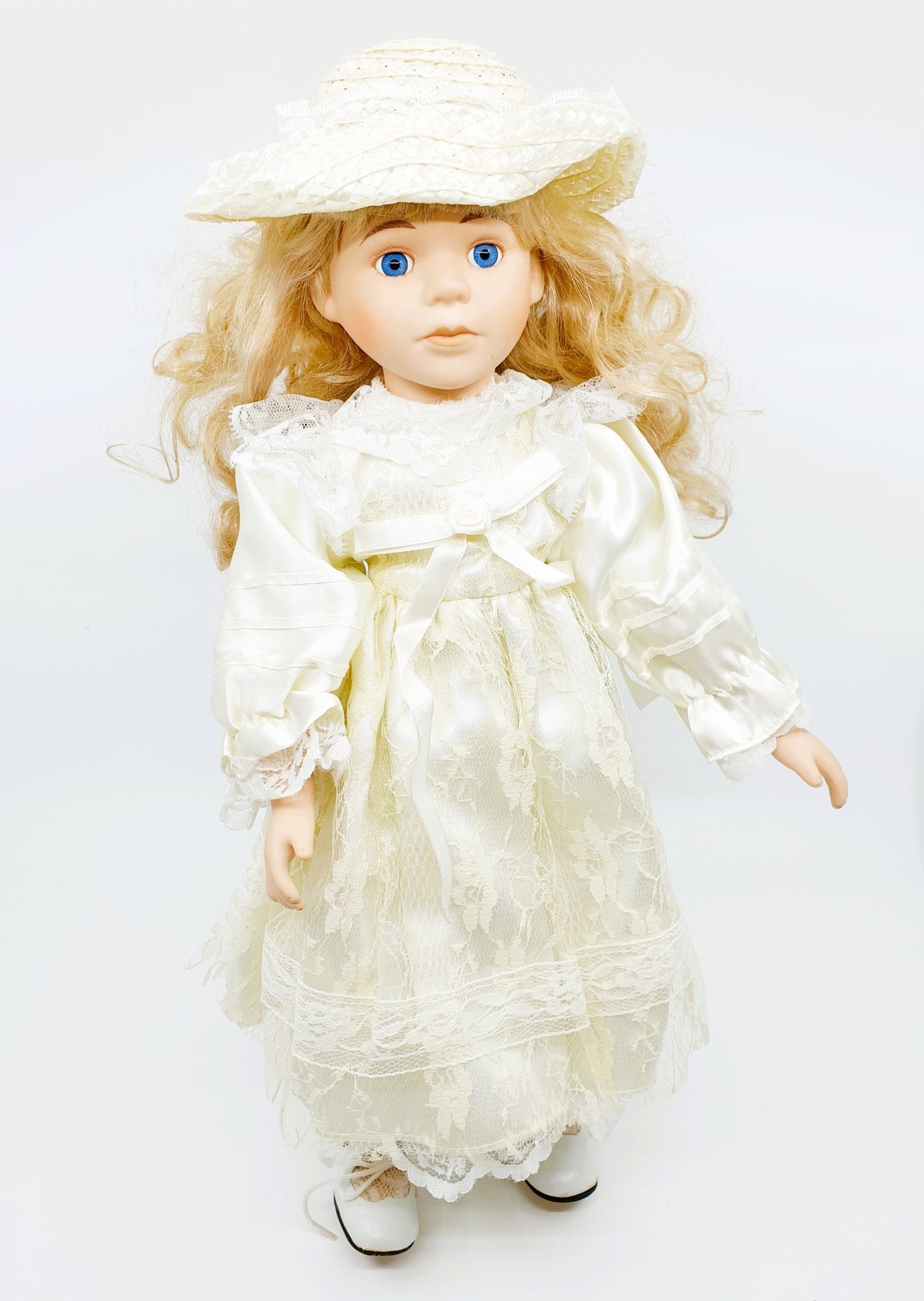 Poupée - robe blanche