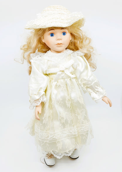 Poupée - robe blanche