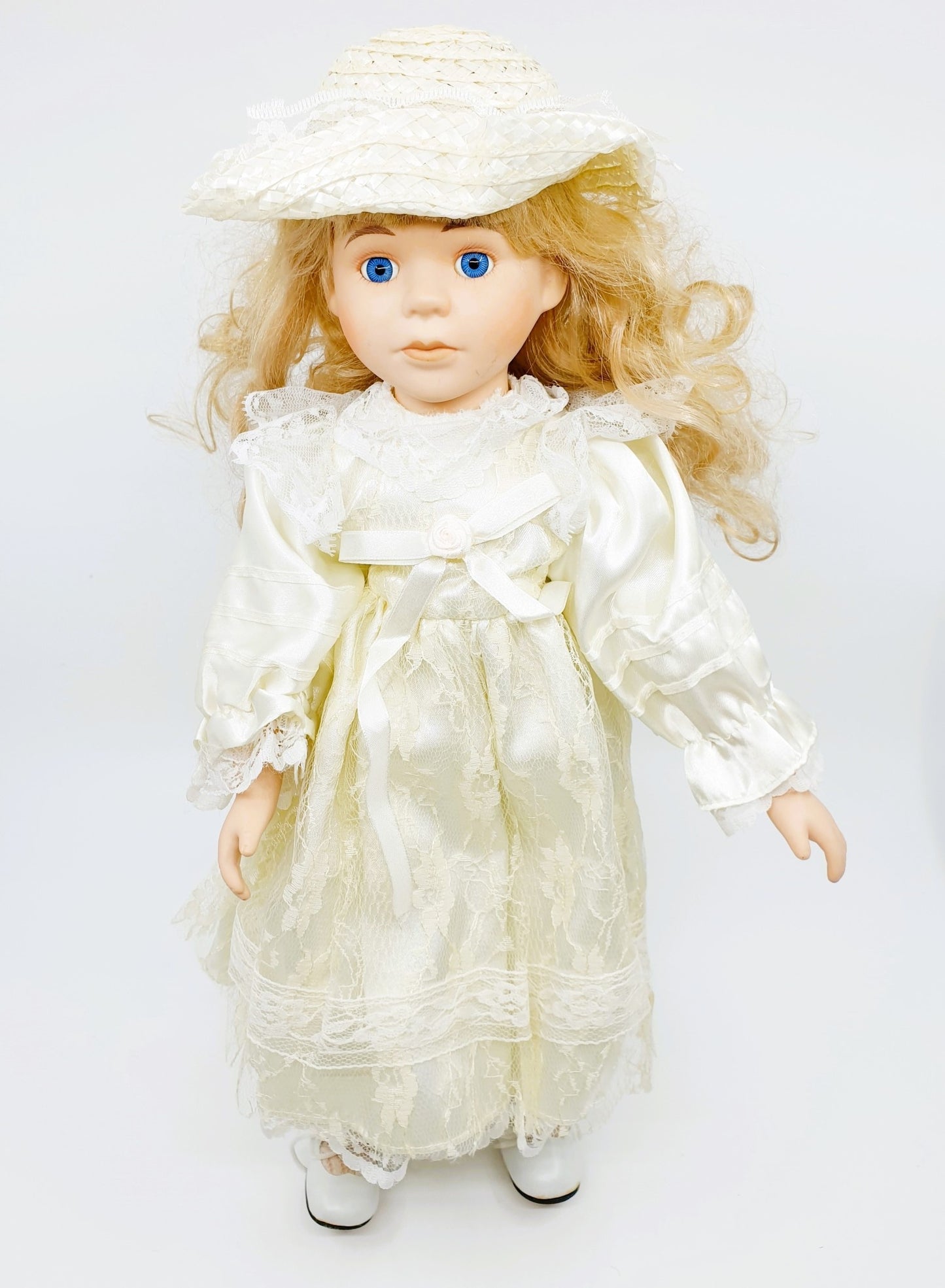 Poupée - robe blanche