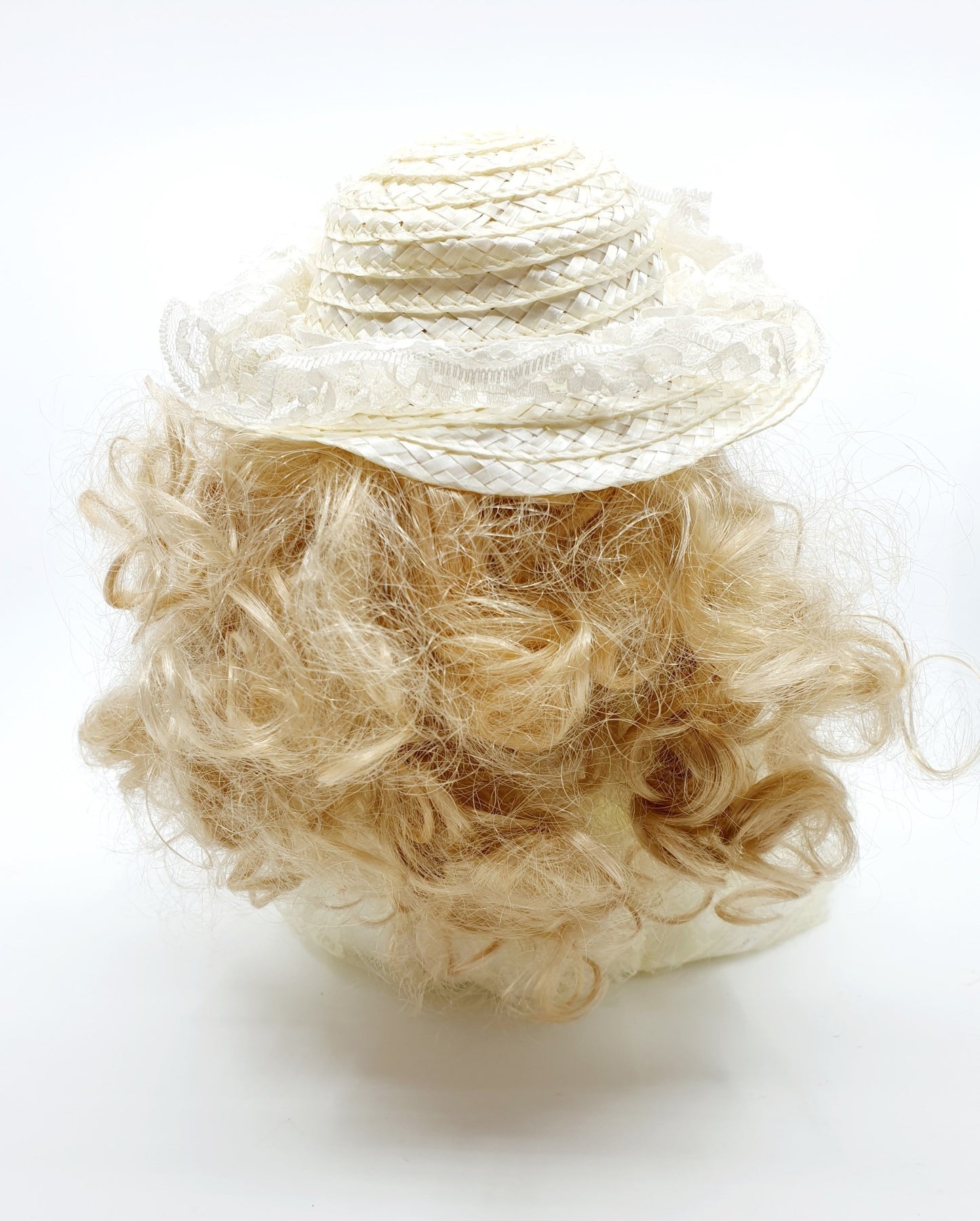 Poupée - robe blanche