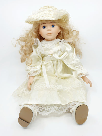 Poupée - robe blanche