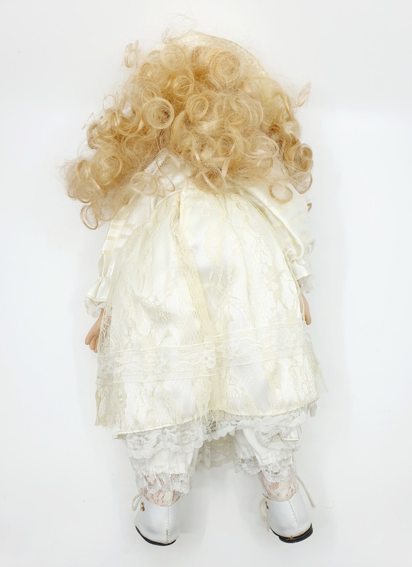 Poupée - robe blanche