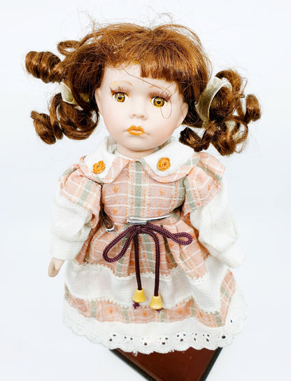 Poupée petite - robe à carreaux