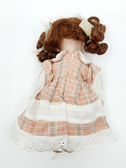 Poupée petite - robe à carreaux