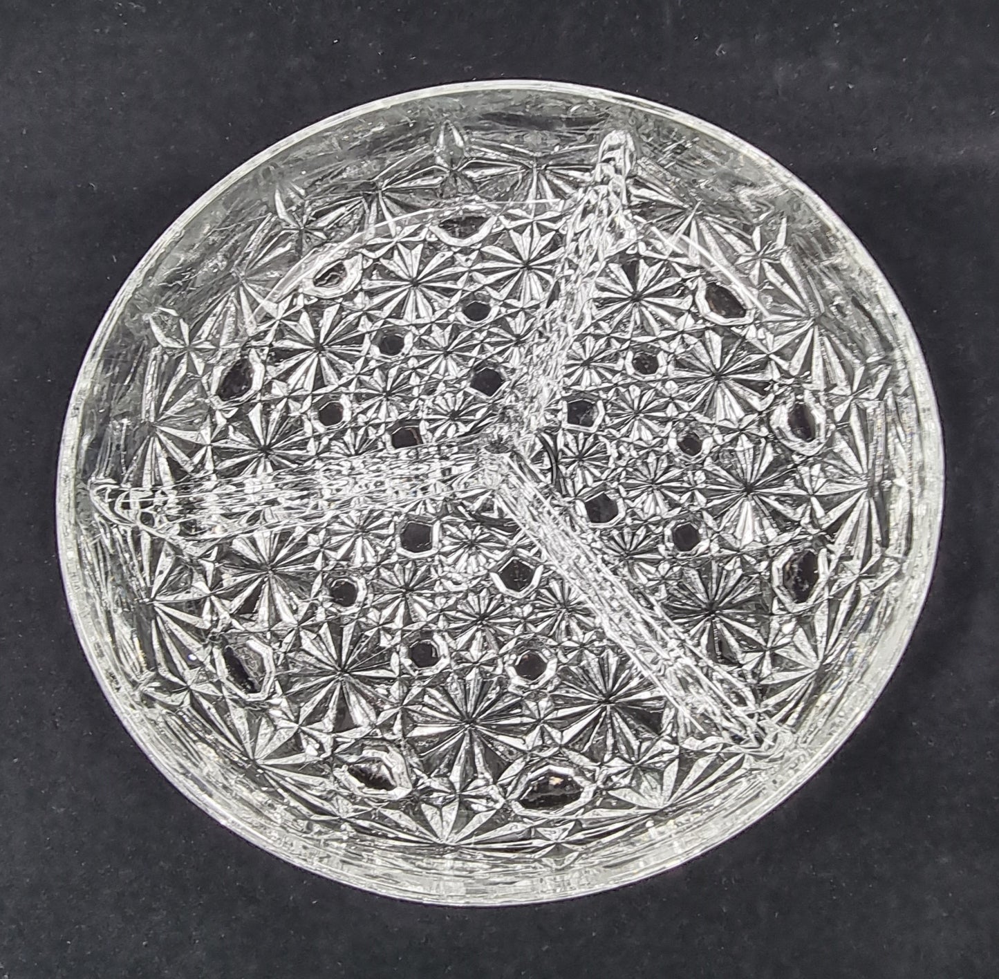 Plat compartimenté en verre taillé