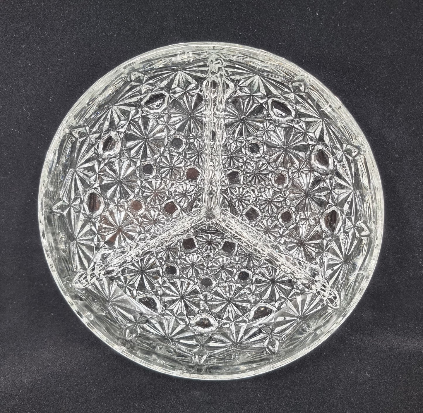 Plat compartimenté en verre taillé