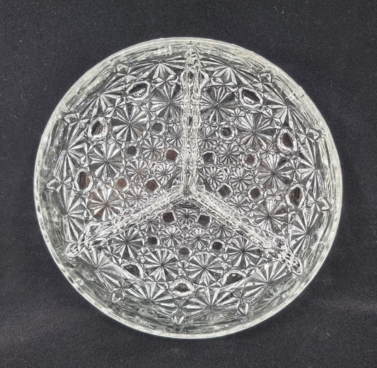 Plat compartimenté en verre taillé
