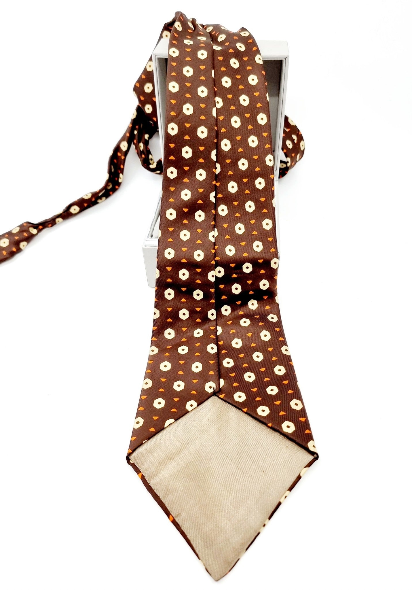 Cravate large brune à motifs