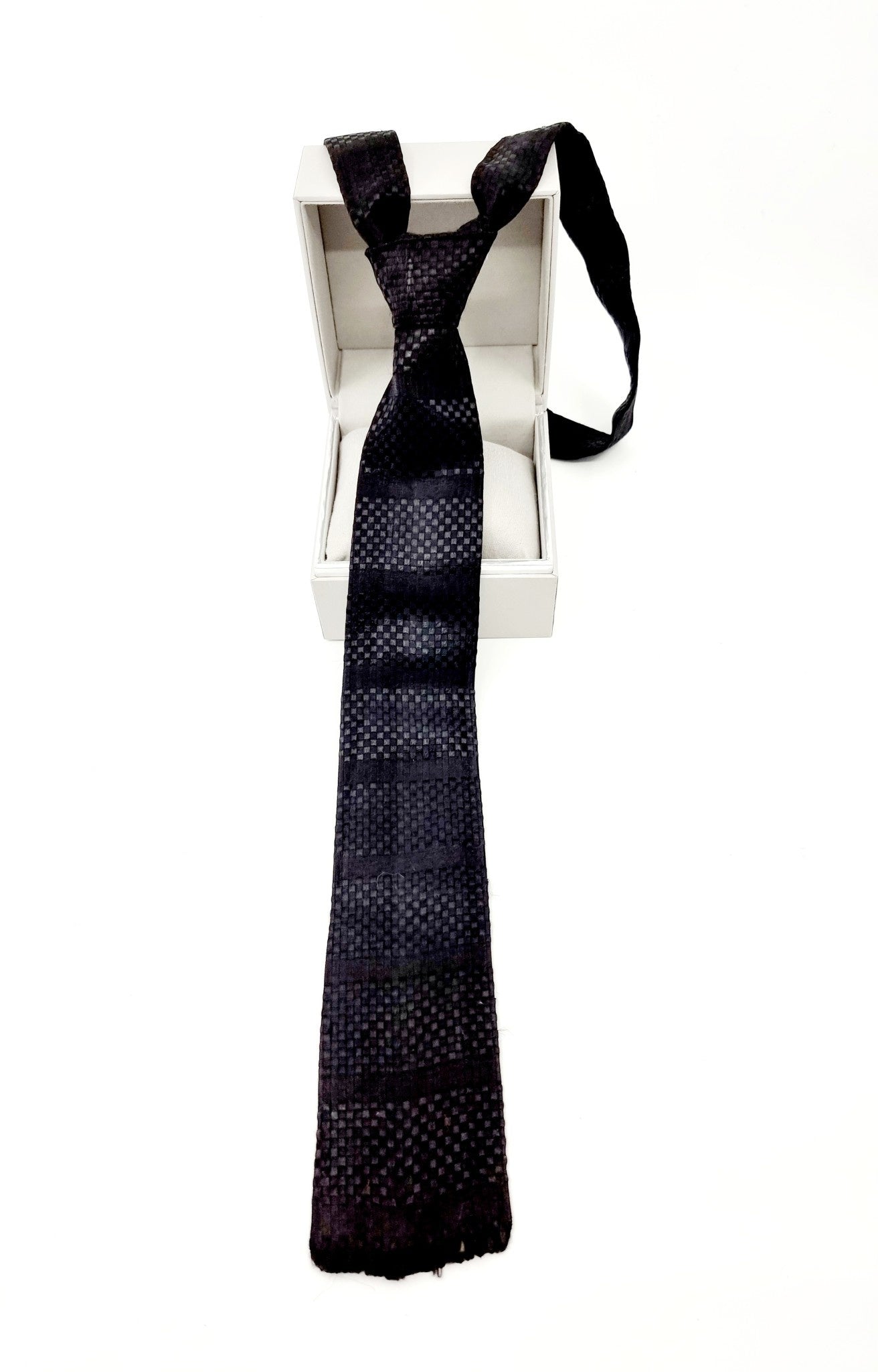 Cravate noire à relief