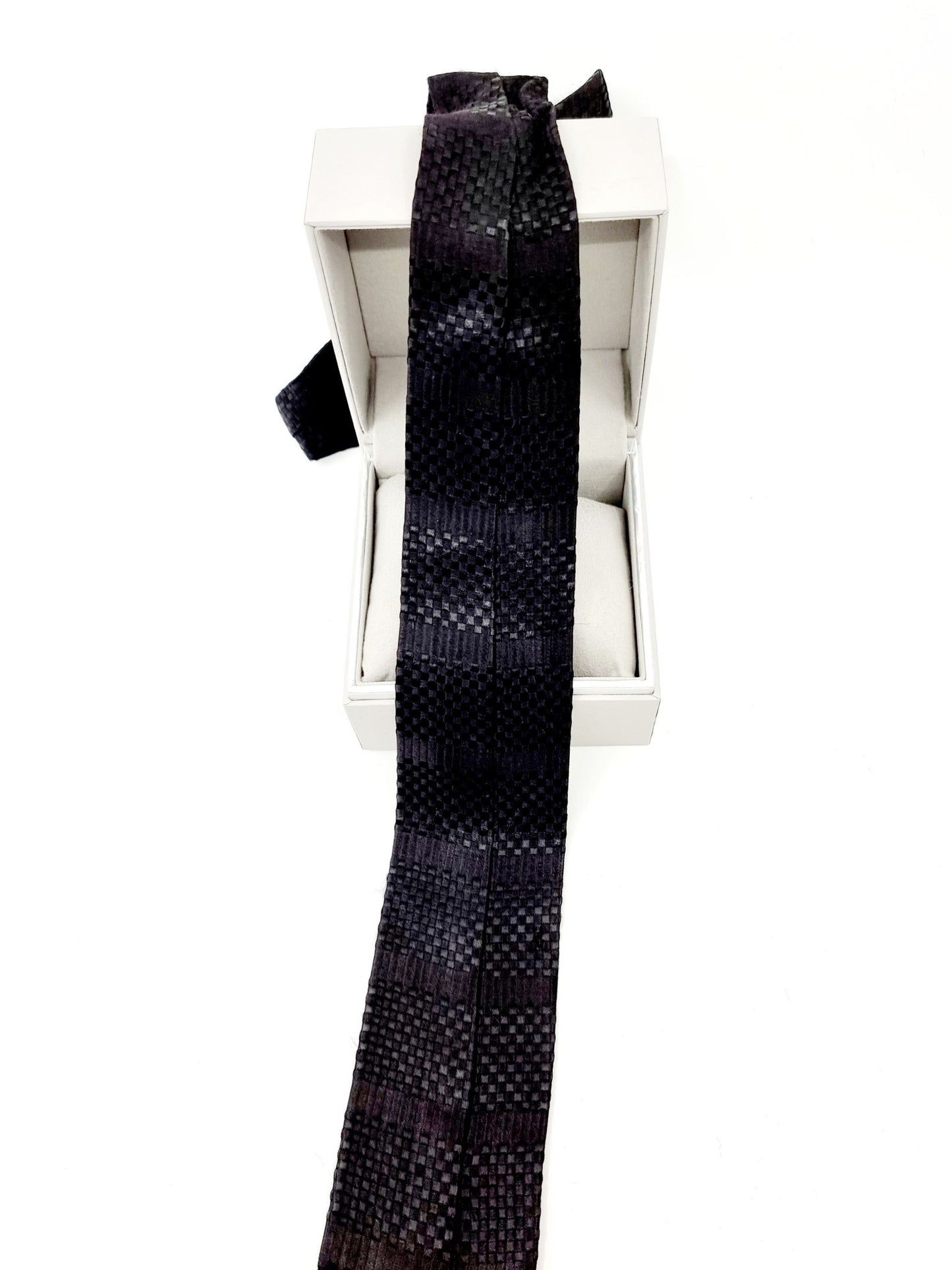 Cravate noire à relief