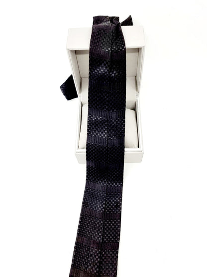 Cravate noire à relief