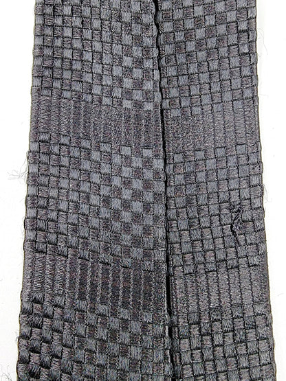 Cravate noire à relief