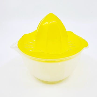 Presse-agrumes avec récipient bec verseur