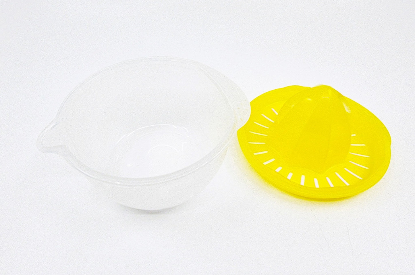 Presse-agrumes avec récipient bec verseur