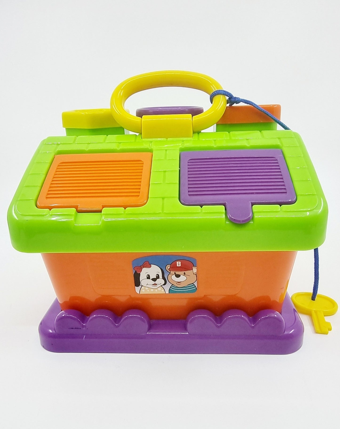 Maison colorée avec ses 3 personnages