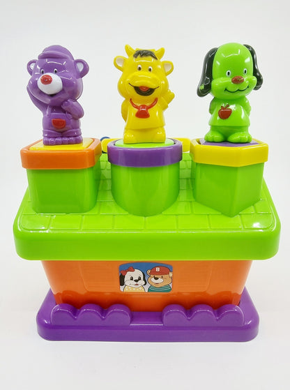 Maison colorée avec ses 3 personnages