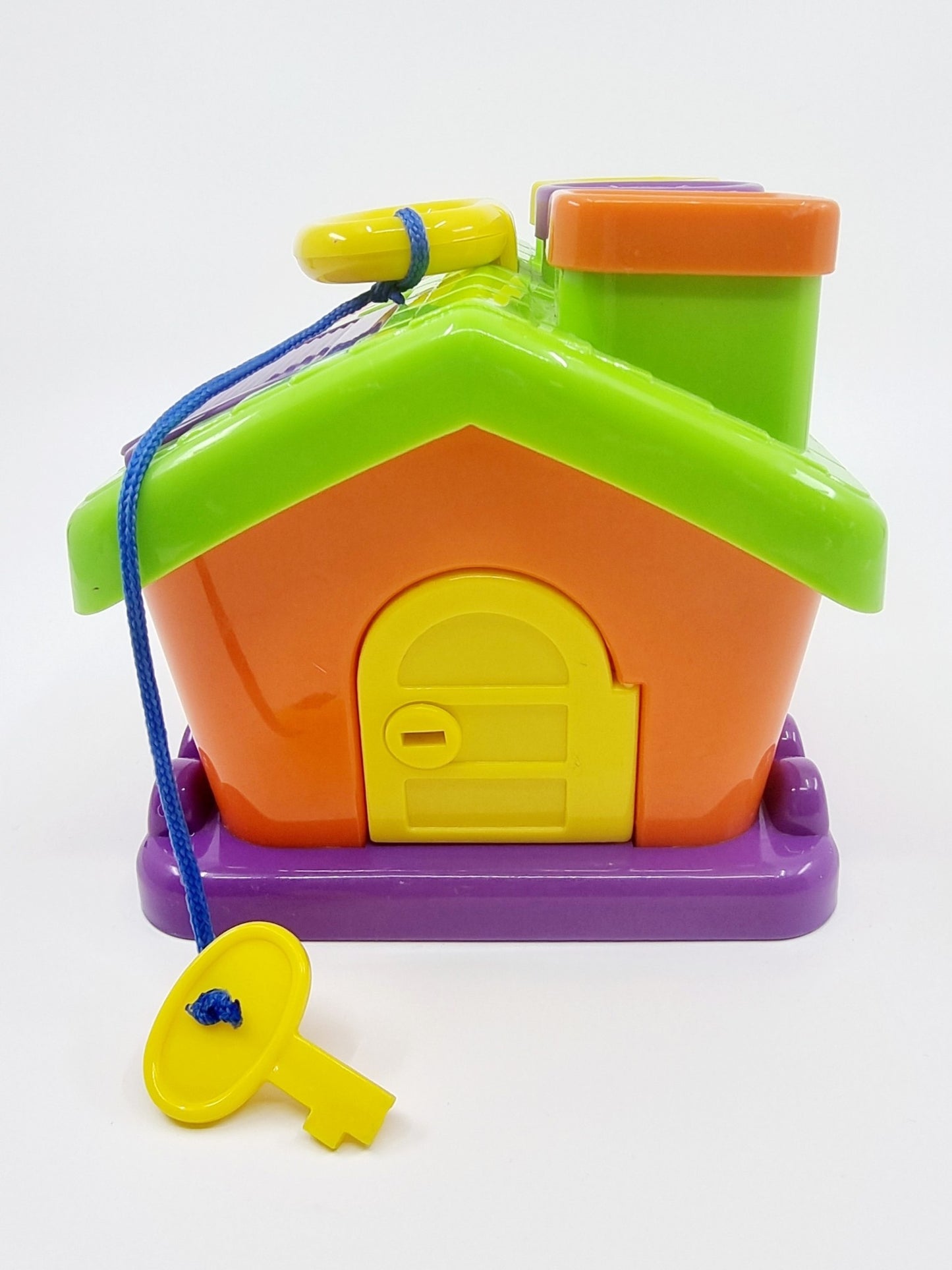 Maison colorée avec ses 3 personnages