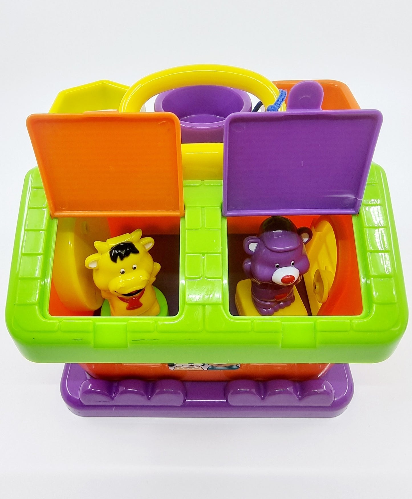 Maison colorée avec ses 3 personnages