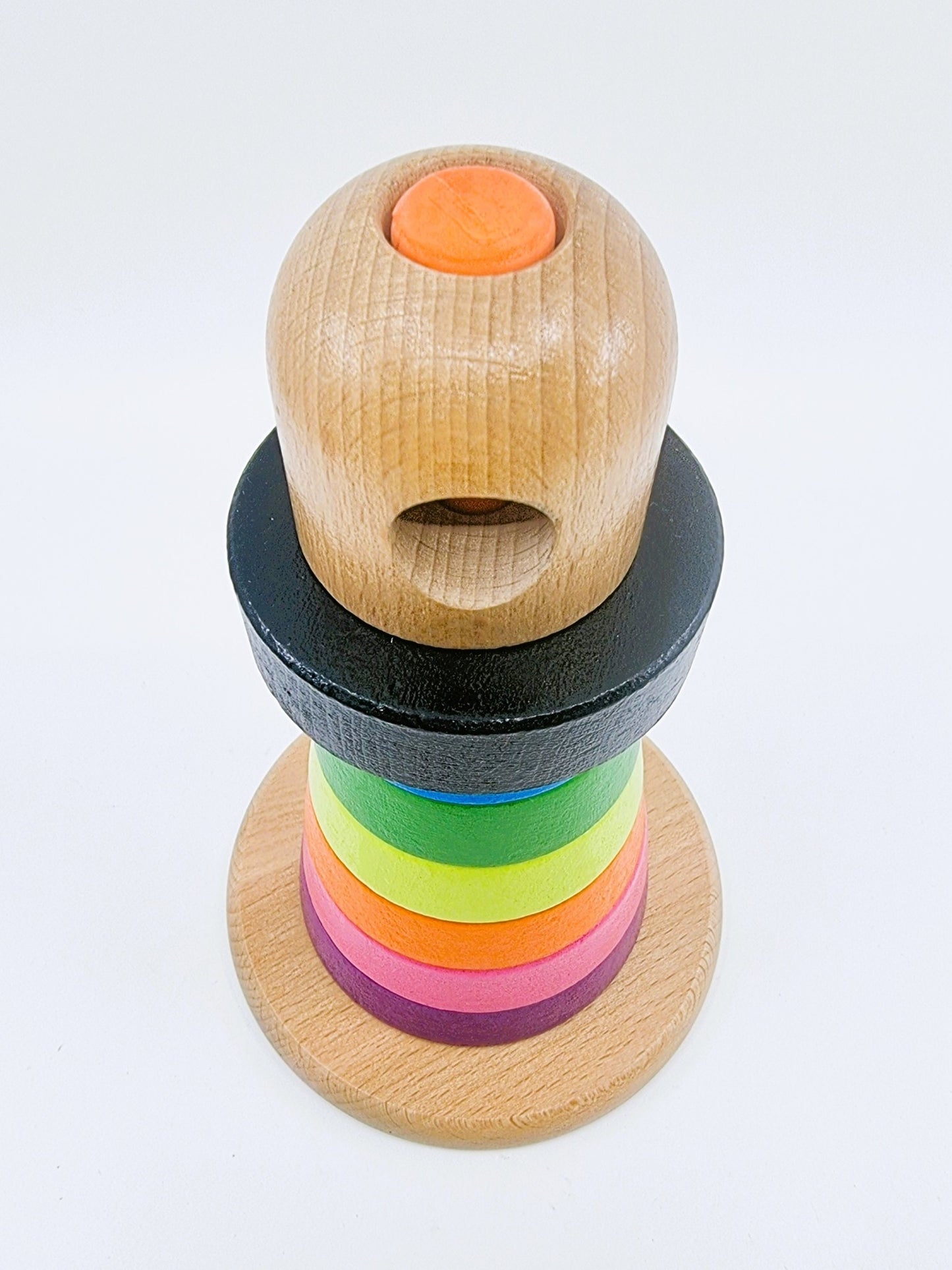 Pyramide en bois avec anneaux empilables