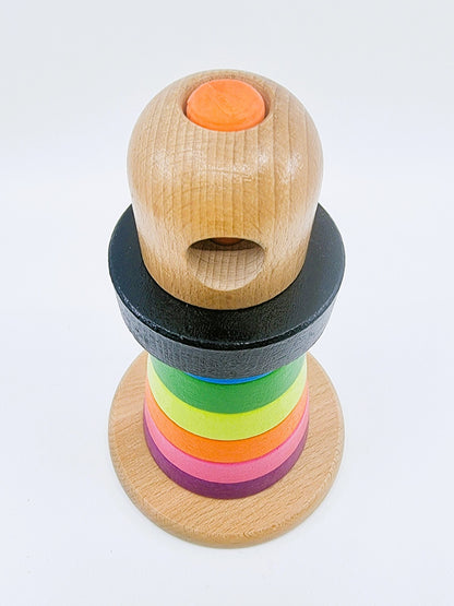 Pyramide en bois avec anneaux empilables