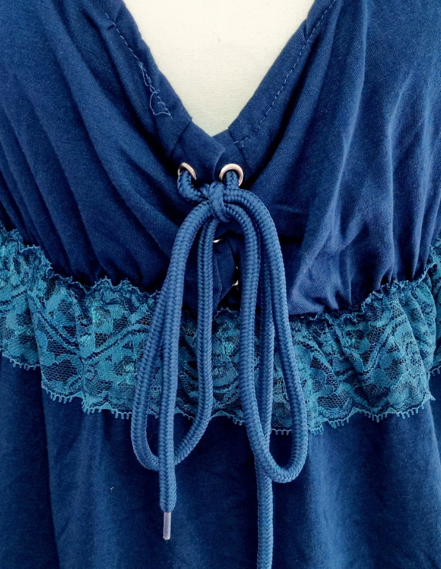 Pull aux épaule dénudées et dentelle (SIZE : S)