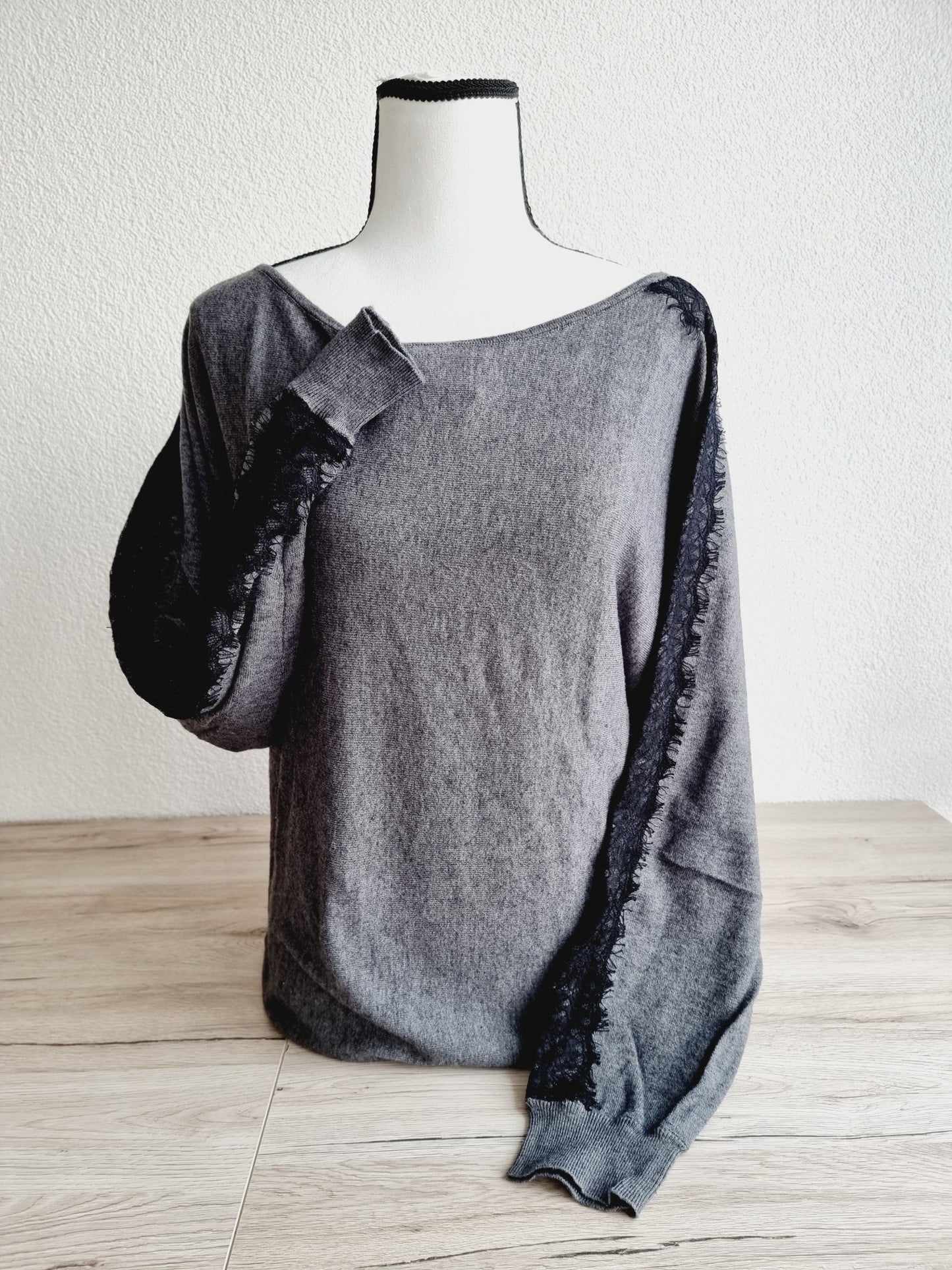 Pull gris avec dentelle le long des manches (SIZE : XL)