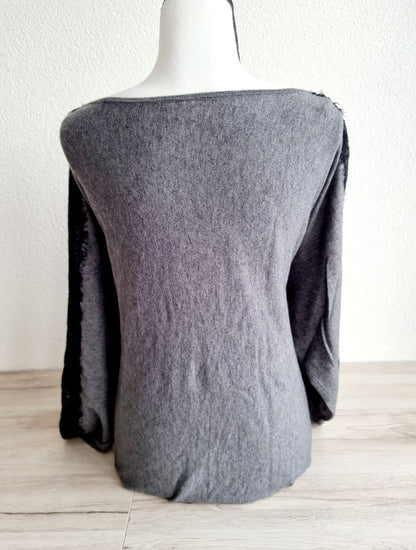 Pull gris avec dentelle le long des manches (SIZE : XL)