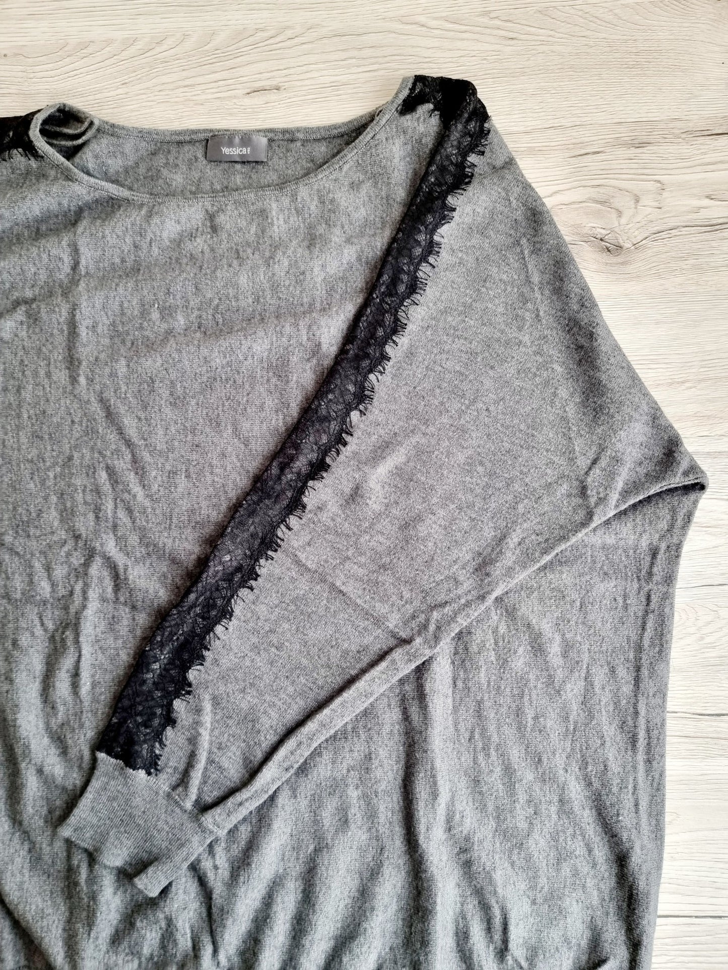 Pull gris avec dentelle le long des manches (SIZE : XL)