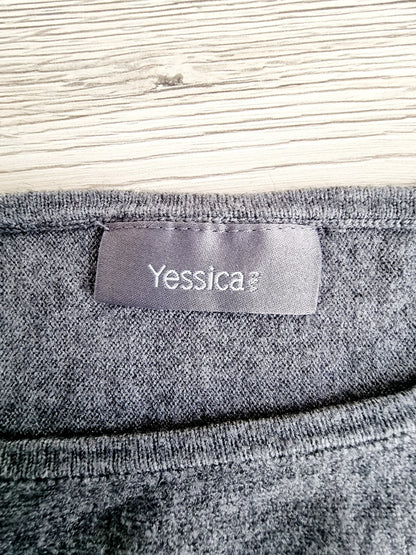 Pull gris avec dentelle le long des manches (SIZE : XL)